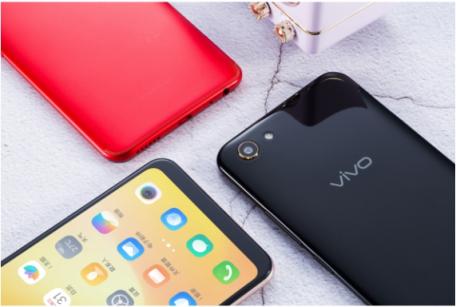 vivo Y81s圖賞：全新全面屏＋AI攝影，顏值與實力兼?zhèn)?/></p><p>主打年輕人市場的 vivo Y81s， 外觀設(shè)計以時尚潮流元素為基準，和 vivo向來傳達給人們的高顏值印象十分一致。vivo Y81s 擁有黑金色、紅寶石、香檳金三種不同配色，針對不同人群的審</p><p align=