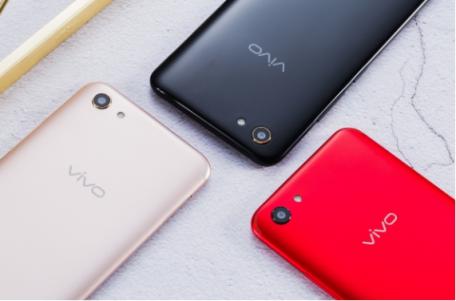 vivo Y81s圖賞：全新全面屏＋AI攝影，顏值與實力兼?zhèn)?/></p><p>美和消費習(xí)慣，黑金色版本的黑色深邃低調(diào)，非常適合男性用戶，而紅寶石色版本鮮艷前衛(wèi)，是女孩子心中所選。香檳金配色作為全新的配色，融合銀色和粉色的特質(zhì)，又與市面上香檳金或者玫瑰金截然不同，獨特的配色在人群中極具辨識度。</p><p>vivo Y81s 正面使用 一塊6.22英寸的屏幕，頂端U形劉海內(nèi)集成了包括前置鏡頭、聽筒、光線傳感器等在內(nèi)的多款元器件。同時，新機屏幕采用的是19：9 長寬比例，左右邊框?qū)挾纫部刂频脴O好，屏占比高達87.9%。</p><p align=