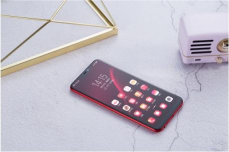 vivo Y81s圖賞：全新全面屏＋AI攝影，顏值與實力兼?zhèn)?/></p><p>除了配色上的創(chuàng)新， Y81s 機身背面形狀也沒有簡單采用平面設(shè)計，而是從后背向中框過渡的部分有個慢慢變薄的過程。一方面，這樣可以更加貼合手掌、帶來機身輕薄的體驗，另一方面，經(jīng)過磨砂涂層工藝鍛造的后蓋有一種輕微的磨砂質(zhì)感，細膩卻不打滑，手感頗佳。</p><p align=