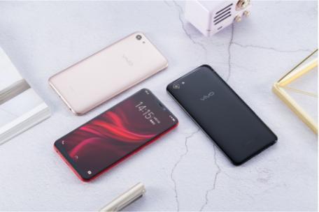 vivo Y81s圖賞：全新全面屏＋AI攝影，顏值與實力兼?zhèn)?/></p><p>Y81s 后置鏡頭擁有1300萬像素，支持自動對焦。支持慢鏡頭、延時攝影、動態(tài)照片、美顏、專業(yè)拍照、濾鏡功能，也支持超清畫質(zhì)拍攝，攝影和拍照都表現(xiàn)不俗。</p><p align=