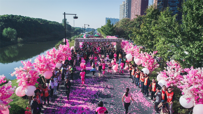 玫琳凱2018杭州國際女子馬拉松鮮花跑道正式亮相，粉色布局引爆浪漫少女心?