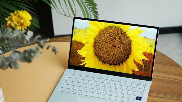 夏日清爽搭配，三星Galaxy Book Ion月光銀是首選