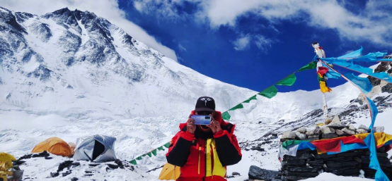 高人為峰，中國(guó)登山隊(duì)沖頂成功，榮耀30系列50倍長(zhǎng)焦見證珠峰新高度