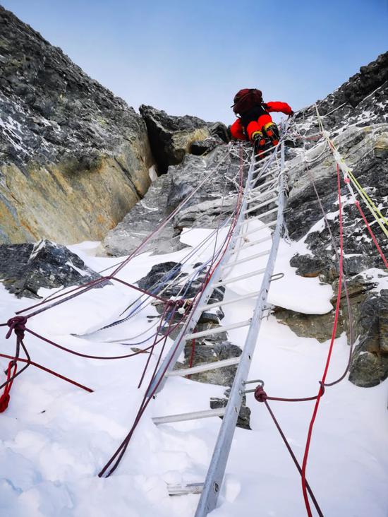 5月27日，2020珠峰高程測量登山隊正在向珠峰峰頂挺進(jìn)。新華社特約記者 扎西次仁 攝