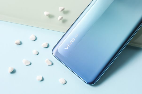 vivo Y70s迎來冷萃銀新配色，7月28日正式上市