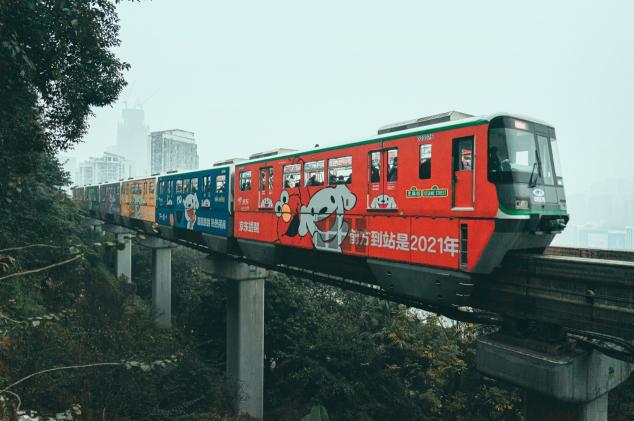 京東吉祥物JOY與芝麻街人物在獨(dú)家視頻中首次同框，新的一年祝您“芝麻開門”，收獲更多驚喜！