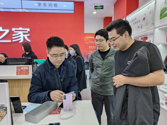 蘇寧、國(guó)美、京東之家門店排隊(duì)搶購(gòu) OPPO Find X3系列首銷火爆