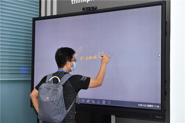 聯(lián)想劉嘉出席商用顯示系統(tǒng)產(chǎn)業(yè)領(lǐng)袖峰會(huì)，壯言thinkplus志在商用大屏“普及者”！