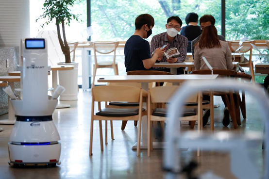 攜帶滾燙食物穿梭餐廳，送餐機器人解決韓餐廳頭疼難題