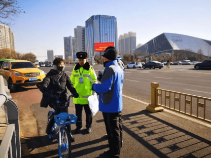 12月2日是第十個(gè)“全國交通安全日”，為了呼吁更多人提高交通安全意識，哈啰出行圍繞“守法規(guī)知禮讓、安全文明出行”的主題，與全國20多地交通管理部門開展形式多樣的交通安全宣傳活動。1064.jpg