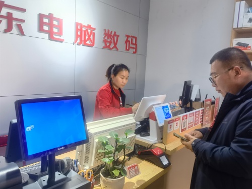 從福建到甘肅 賴福美用電腦數(shù)碼店的成功轉(zhuǎn)變證明愛拼才會贏