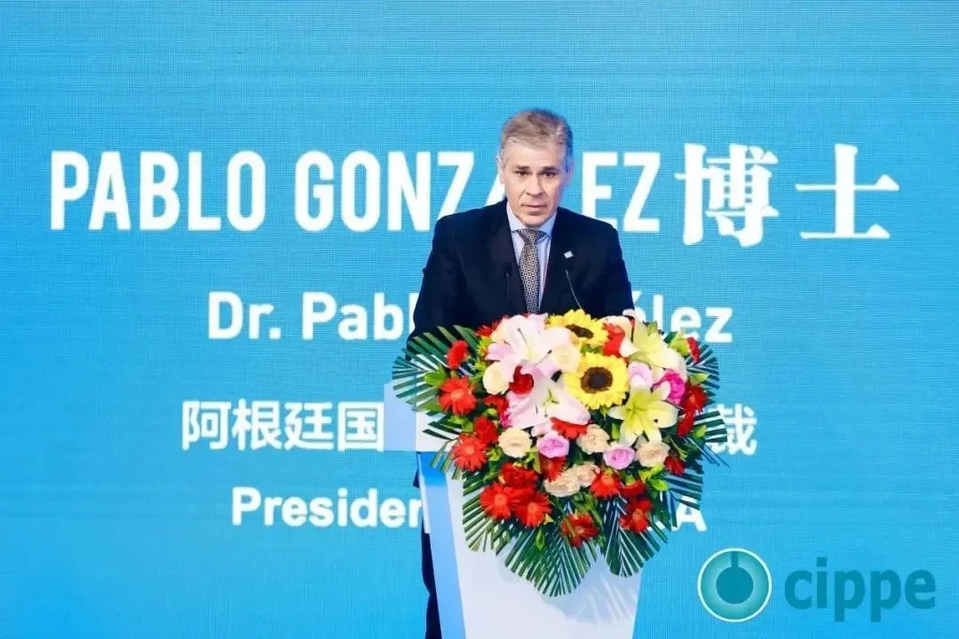 阿根廷國家石油公司總裁、博士PABLO GONZáLEZ出席開幕式并致辭.jpg