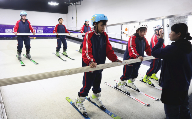 雪樂山“冰雪進校園”順利開展，3000多名學(xué)生集體感受滑雪運動