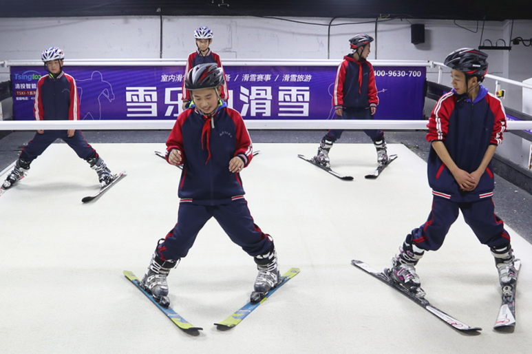 雪樂山“冰雪進校園”順利開展，3000多名學(xué)生集體感受滑雪運動