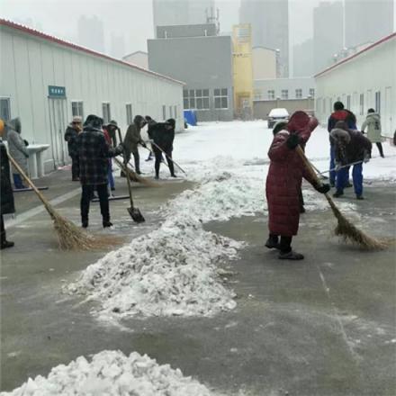 掃雪除冰保暢通 黃河科技學(xué)院315附屬醫(yī)院比雪更美的掃雪人！