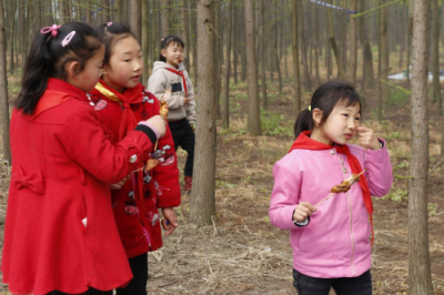 踏春郊游，五香居為留守兒童送上美食和關(guān)愛