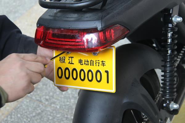 臺(tái)州交警頒發(fā)首張國標(biāo)車牌0000001，花落“立馬電動(dòng)車”！