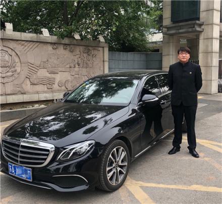 南京老人騎車遇車禍 首汽約車駕駛員仗義援手在雨中為她搭起“生命保護(hù)傘”