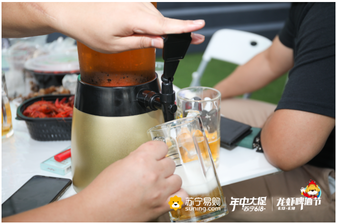 蘇寧龍蝦啤酒節(jié)：足球要湊一起看才帶勁兒