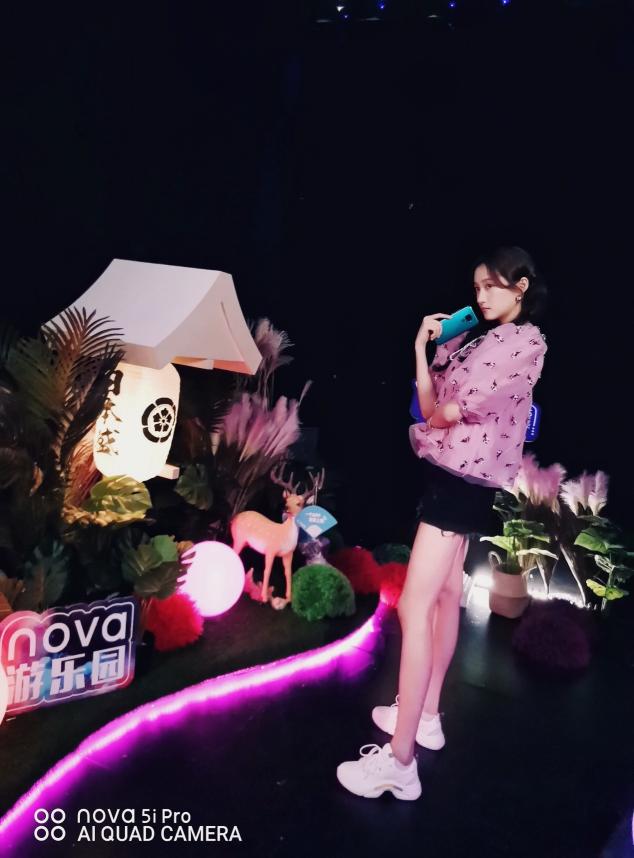 關(guān)曉彤打卡“nova 游樂園”，nova 5i Pro成女神游園標(biāo)配