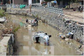 臺風(fēng)災(zāi)后現(xiàn)場，車點點匯聚多地救援力量溫暖社會