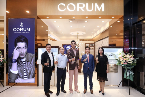 CORUM昆侖表高層偕全球品牌大使胡兵親臨武漢武商廣場見證新店開幕