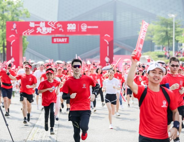 100RUN深圳站燃情開(kāi)跑 與“百年友邦”共同跑出無(wú)限精彩未來(lái)