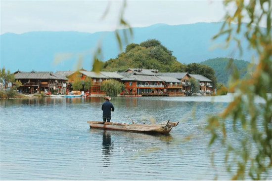 發(fā)呆放空好去處：在靜謐唯美的瀘沽湖畔，擇一處美宿，坐看云卷云舒