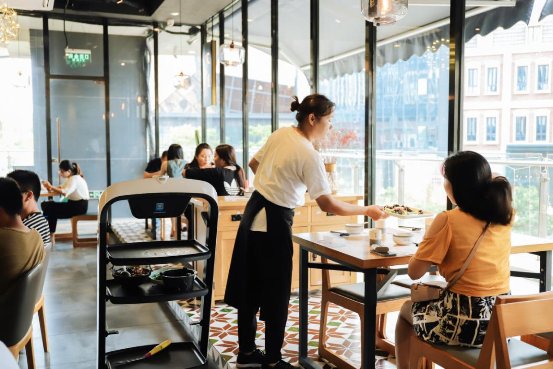 文藝小清新餐廳也有科技范,普渡科技送餐機器人落地泉州宋小謹