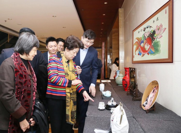 陳至立出席第二屆非遺發(fā)展北京論壇， 并觀摩世屹集團非遺展覽