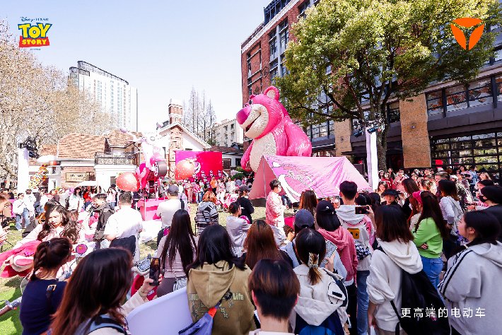 驚艷時(shí)裝周，hold住草莓熊！雅迪將時(shí)尚出行氣質(zhì)帶入一個(gè)新境界！