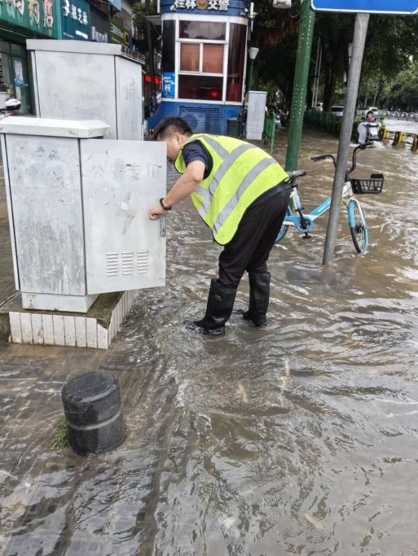 聞“汛”而動(dòng)丨風(fēng)雨中的海信力量